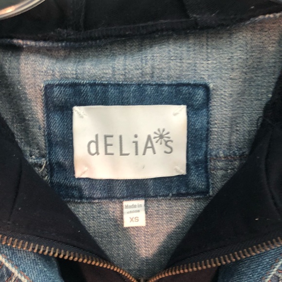 XS Delia’s Cropped Denim Vest - Picture 2 of 4